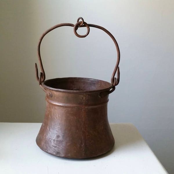 Large Vintage Copper Pot . Antique Copper Pot With Handle . Copper Hanging Pot . Antique Kitchen . Farmhouse . Rustic Cabin . Home Decor .