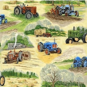 Op de afbeelding: Een stofprint met diverse tractoren in tinten rood, blauw en groen die op velden werken met hooibalen, bomen en boerderijgebouwen. De illustratie toont agrarische sc&egrave;nes met ploegen, oogsten en transportactiviteiten.