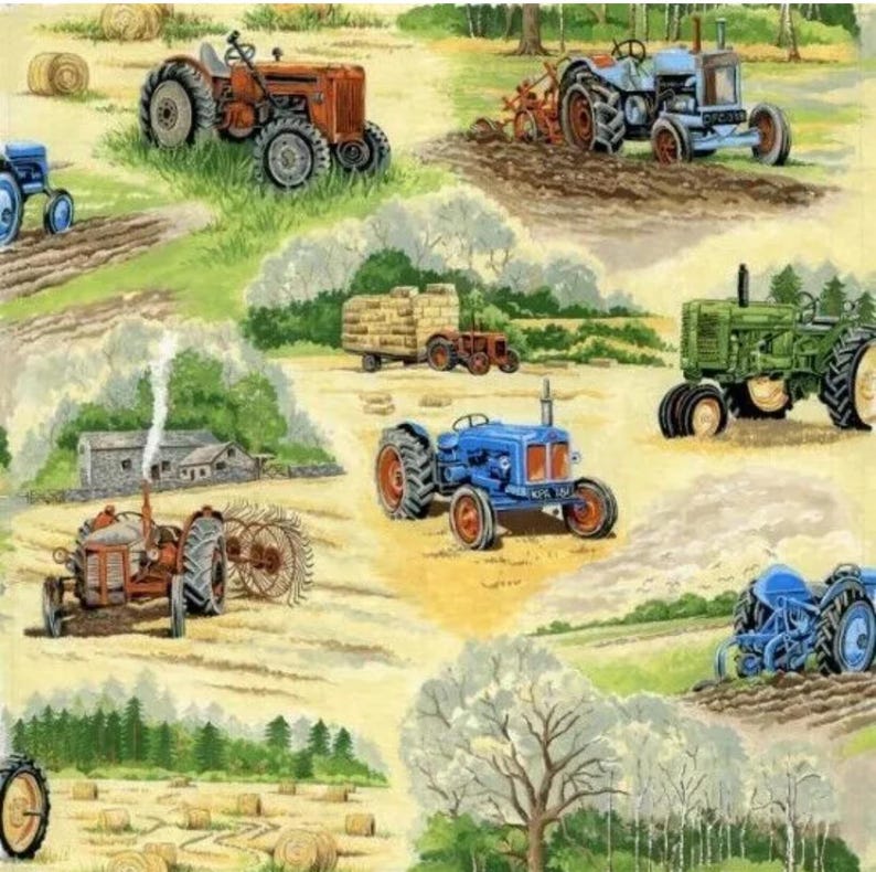 Op de afbeelding: Een stofprint met diverse tractoren in tinten rood, blauw en groen die op velden werken met hooibalen, bomen en boerderijgebouwen. De illustratie toont agrarische sc&egrave;nes met ploegen, oogsten en transportactiviteiten.