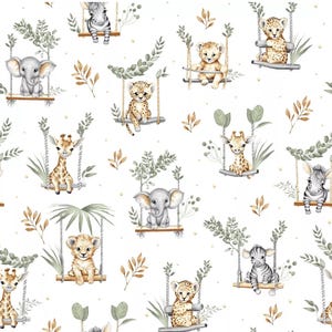 Op de afbeelding: Een herhalend patroon met aquarelillustraties van babydieren, waaronder olifanten, giraffen, zebra's, leeuwen en luipaarden. Elk dier zit op een houten schommel die aan touwen hangt, omringd door groen gebladerte en kleine blaadjes.