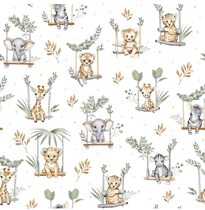 Op de afbeelding: Een herhalend patroon met aquarelillustraties van babydieren, waaronder olifanten, giraffen, zebra's, leeuwen en luipaarden. Elk dier zit op een houten schommel die aan touwen hangt, omringd door groen gebladerte en kleine blaadjes.