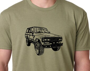 Könnte beinhalten: Ein grünes T-Shirt mit einer schwarzen Umrandung eines Oldtimer-SUV.