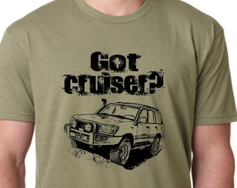 Könnte beinhalten: Ein grünes T-Shirt mit einer schwarzen Grafik eines Toyota Land Cruiser und dem Text "Got Cruiser?" auf der Vorderseite.