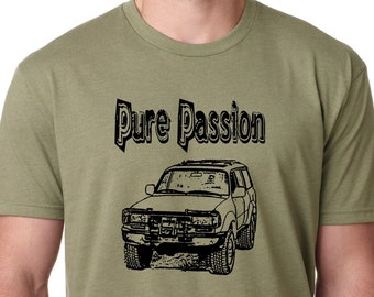 Könnte beinhalten: Militärgrünes T-Shirt mit dem Text "Pure Passion" über einer schwarzen Illustration eines 4x4-Fahrzeugs. Das Shirt ist einfarbig und hat einen Rundhalsausschnitt.
