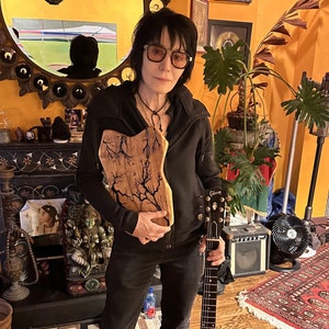 Supporto per chitarra in stile Joan Jett, montaggio a parete con arte frattale ARTICOLO# GHFAJOANJETT