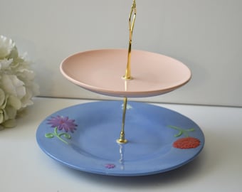 Encantador 2 Tier Cake / Cupcake Stand. Pie de pastel escalonado. Parte de té, bridal shower, baby shower, boda en la playa. Cupcake Stand, #0305-010