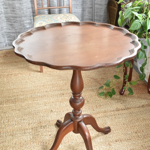 Scallop Edge Round Pie Crust Wine Coffee Tea End Side Table Pedestal