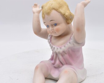 Vintage biscuitporselein piano babymeisje 7" armen omhoog, ongemarkeerd