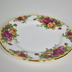 Royal Albert Old Country Roses 6 1/4 in Bread & Butter Plates bone china #012621