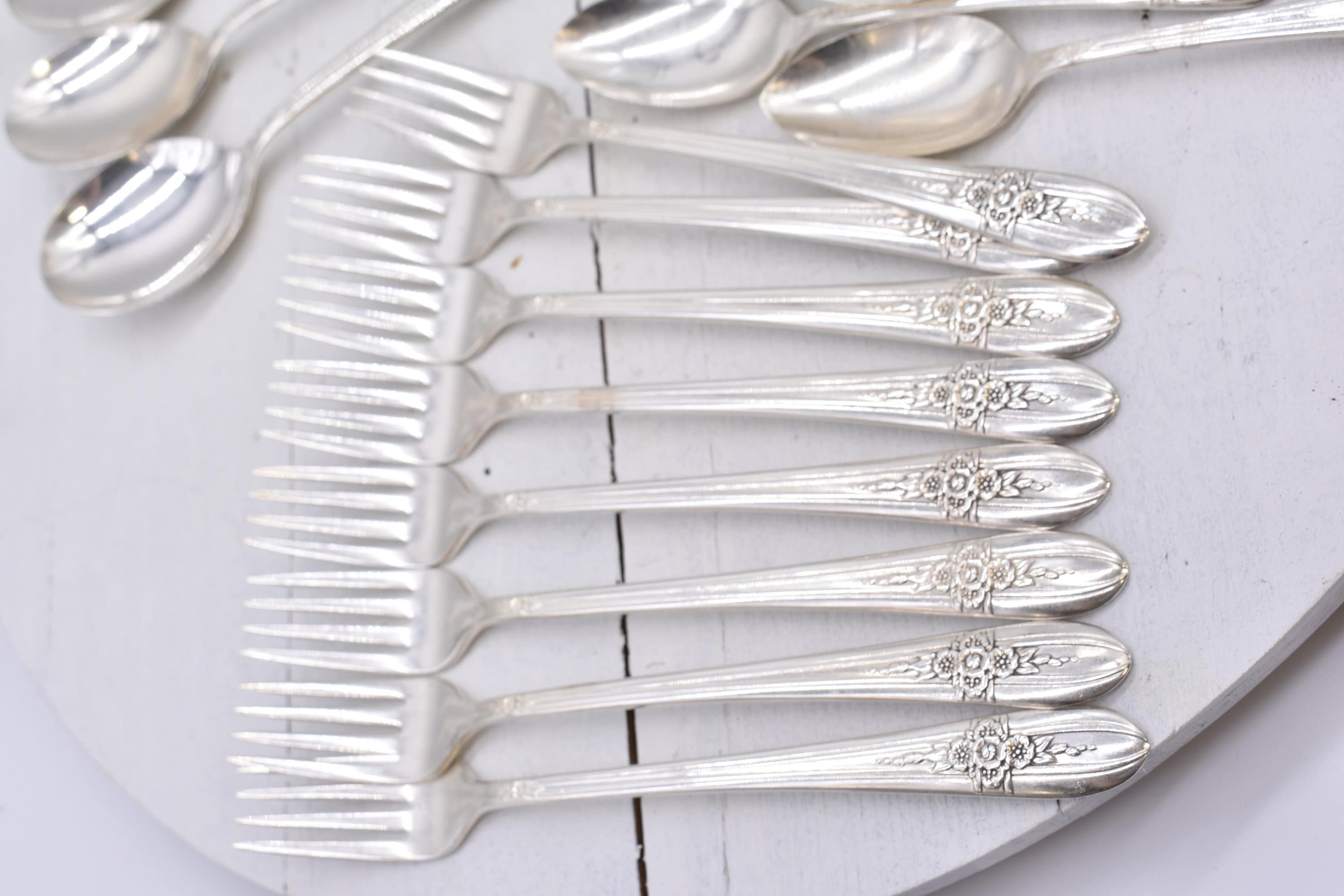 Vintage WM Rogers Extra Plate, 32 Piece Silverplate Service for 8