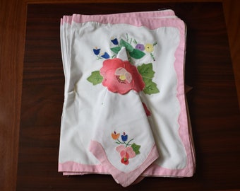 Vintage Floral Appliqué & Embroidered Placemats w Attached Napkin Holders, 4 Placemats + 4 Napkins, #032921