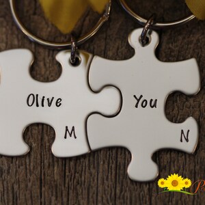 Ensemble de porte-clés de pièces de puzzle Olive You, personnalisé, estampé à la main, cadeau pour couple, cadeau meilleure amie, anniversaire, cadeau pour elle et lui, cadeau de la Saint-Valentin