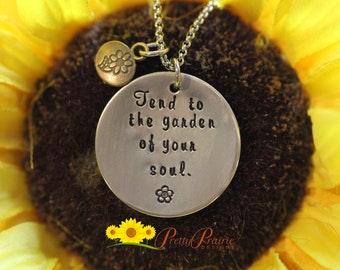 Colar Cuide do Jardim da Sua Alma, inspirador, estampado à mão, presente de jardineiro, joias religiosas, presente de dia das mães, pingente de flor