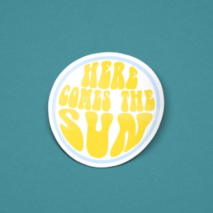 Here Comes The Sun | Sticker | Vinyl - Sunshine - Yellow -  Laptop - Water Bottle - Proof - Happy - Retro - 60s - 70s - Quote - Positivity