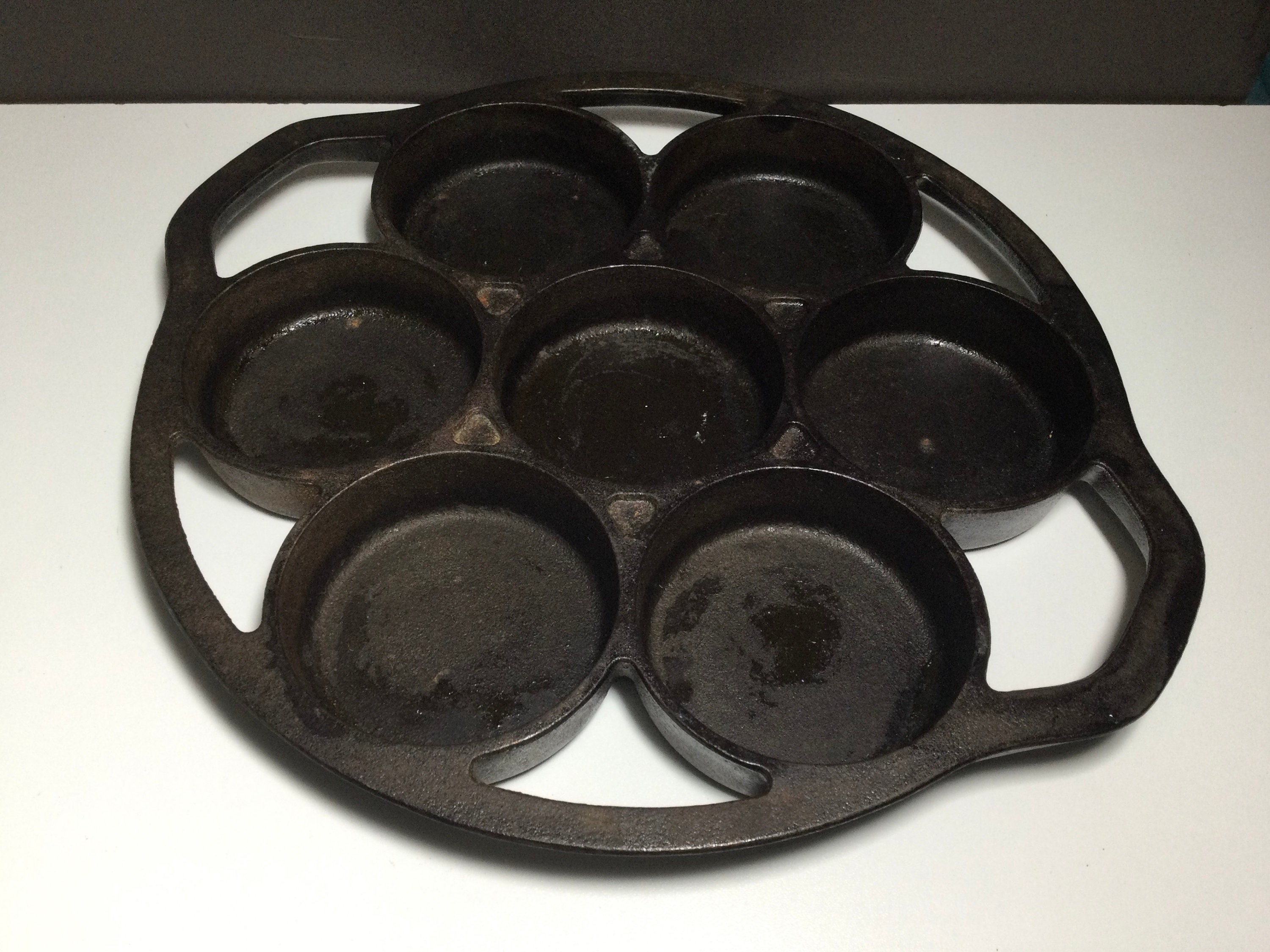 Vintage Lodge 7-slot cast iron biscuit/cake pan