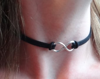 Choker Symbole de l'infini, Plume argentée. Symbole Métis Autochtone. Ckoker. Choix de couleur de suède. Ajustable. 8  Ras de cou Chocker