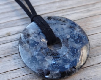 Pendentif Labradorite Larvikite 40mm. Collier de Protection. Homme ou Femme. Cercle de Pierre naturelle. Variété de couleur corde ou suède.
