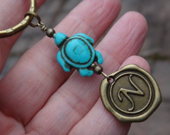 Porte-clés personnalisé. Sceau de cire et Tortue porte-Bonheur. Porte-clefs monogramme. Initiale. Clip, pendentif. Tortue turquoise Howlite
