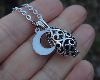 Halsband för eterisk olja med diffusor. Filigran lavastenar och halvmåne. Rostfritt stål. Antik silver. Hälsa.