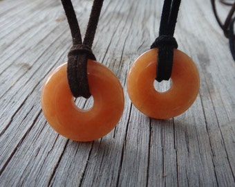 Pendentif d'Aventurine rouge 30mm. Collier de Protection Homme / Femme. Cercle de Pierre naturelle Choix de couleur corde / suède Aventurine