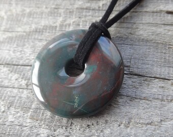 Pendentif Jaspe Sanguin Blood Stone40mm. Collier de Protection. Homme / Femme. Cercle de Pierre naturelle. Variété de couleur corde ou suède
