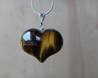 Collier pendentif coeur Oeil de Tigre. Pierre de protection des influences négatives. Chaîne en argent Sterling. S925