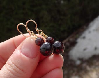 Boucles d'oreilles de Grenat gradué. Pierre de naissance Janvier. Pierres naturelles. Boucles perlées grenat sombre. Cadeau de fête. Garnet