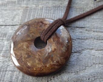 Pendentif Bronzite 40mm Collier de Protection. Homme ou Femme. Cercle de Pierre naturelle Variété de couleur corde / suède Beignet de pierre