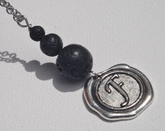 Collier diffuseur d'huile essentielles personnalisé. Pierres de lave Aromathérapie. Chaîne en Acier inoxydable. Lettre Initiale Monogramme.
