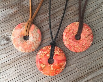 Pendentif Sédiment Jaspe orange 40mm. Collier de Protection. Homme ou Femme. Cercle de Pierre naturelle. Variété de couleur corde ou suède.