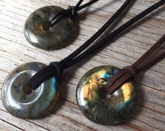 Pendentif de Labradorite 30mm Collier de Protection Homme / Femme Cercle de Pierre naturelle Variété de couleur corde / suède Labradorite