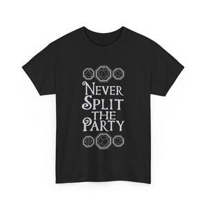 Könnte beinhalten: Schwarzes T-Shirt mit dem weißen Schriftzug "Never Split The Party" und geometrischen Würfelformen. Das T-Shirt hat einen Rundhalsausschnitt.