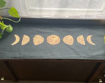 Camino de mesa pequeño con fases lunares