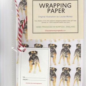 Könnte beinhalten: Geschenkpapier-Set mit einem sich wiederholenden Muster einer Hundeillustration. Das Set enthält zwei Bögen A3-Geschenkpapier (29,7x42cm) und zwei Geschenkanhänger. Das Set ist mit rot-weißem Bindfaden gebunden.
