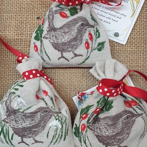 Wren Lavendelsäckchen. Handgedruckt und handbemalt. Linoldruck Kunstwerk. Wren Lavendelsäckchen. Zaunkönig Geschenk. Zaunkönig vorhanden. Lavendelsäckchen. Weihnachten