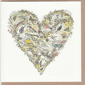 Carte coeur avec lièvres, oiseaux, abeilles, fleurs. Carte romantique. Carte de mariage. Oiseaux britanniques. Carte de lièvre. coeur d'amour. carte de bourdon.