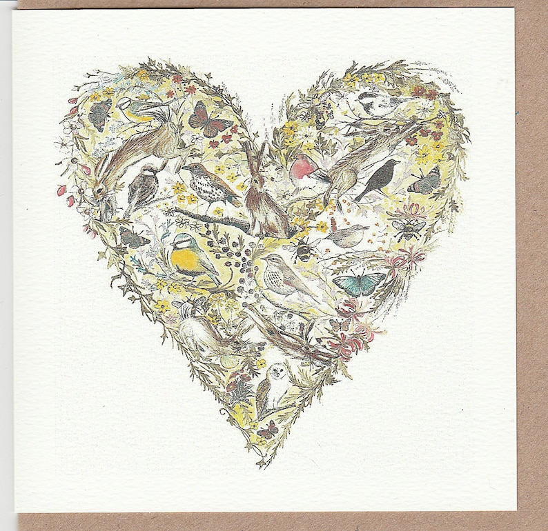 Puede incluir: Una ilustraci&oacute;n en forma de coraz&oacute;n llena de una variedad de p&aacute;jaros, mariposas y flores. Los p&aacute;jaros est&aacute;n representados en varios colores, incluyendo amarillo, azul, marr&oacute;n y rojo. Las mariposas son principalmente azules y negras. Las flores son principalmente amarillas y blancas.