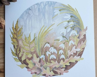 Puede incluir: Una pintura de acuarela de una escena circular con campanillas blancas floreciendo en un entorno de bosque. Las campanillas están rodeadas de helechos verdes y hojas marrones. El fondo es un bosque azul brumoso.