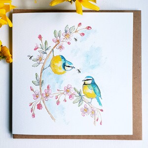 Carte de mésange bleue. Carte aquarelle de mésange bleue. Carte d’oiseau britannique. Mésange bleue et fleur rose. Mésange bleue aquarelle. Carte avec une mésange bleue.