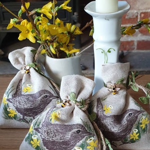Zaunkönig Lavendel Tasche. Handbedruckt und handbemalt. Linolschnitt-Kunstwerk. Zaunkönig Lavendel Tasche. Zaunkönig Geschenk. Zaunkönig vorhanden. Lavendelsäckchen. Narzissen
