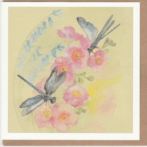 Libellenkarte. Libelle und Wildblumen. Karte mit einer Libelle. Handgemachte Karte. Wildtierkarte. Natur Karte. Insektenmalerei.