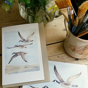 Fliegende Gänse Karte. Kanadische Gänse. Norfolk Wildtiere. Handgemalte Vogelkarte. Handgemalte Gänse. Wähle aus zwei Designs