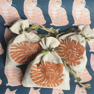 Ingwer Katze Lavendelsäckchen. Handgedruckt und handbemalt. Linoldruck Kunstwerk. Katzenlavendelsäckchen. Ingwer Katze präsent. Ginger Katze Geschenk. Handgefertigt