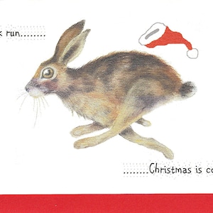 Hasen-Weihnachtskarte. Lustige Weihnachtskarte mit einem Hasen. Hasenzeichnung. Hasengeschenk. Hase anwesend. Laufender Hase. Hase und Weihnachtsmannhut. humorvoll