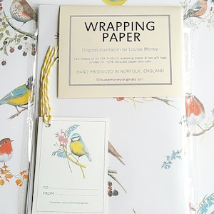 K&ouml;nnte beinhalten: Zwei Bl&auml;tter A3 (29,7x42cm) Geschenkpapier und zwei Geschenkanh&auml;nger mit einer Blaumeisen-Illustration. Das Papier ist auf 100% Recyclingpapier und -karton gedruckt. Handgefertigt in Norfolk, England.  @louisemoneyoriginals 2017