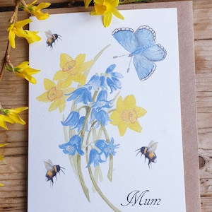 Muttertagskarte mit Glockenblume.  Glockenblumen und Narzisse Karte zum Muttertag. Muttertagsgeschenk. Glockenblumen, Narzissen, Biene und Schmetterling Karte.
