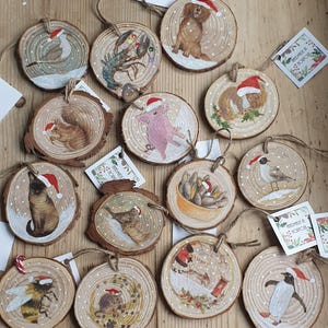 Décorations de Noël. Décorations en tranches de bois faites à la main. Décorations d'animaux des bois. Décorations d'oiseaux. Tranches de bûche de Noël