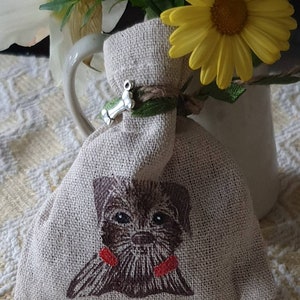 Border Terrier Rose Dufttasche. Handbedruckt und handbemalt. Linolschnitt-Kunstwerk. Border Terrier. Rosen Tasche. Border Terrier. Rosen Geschenk