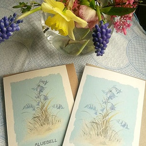 Zarte Bluebell Karte. Glockenblumenmalerei. Wildblumenkarte
