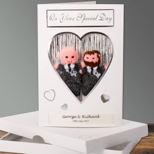 Tarjeta de boda y obsequio combinados para parejas del mismo sexo. Personalizada y con marionetas de dedo hechas a mano a juego con la feliz pareja.